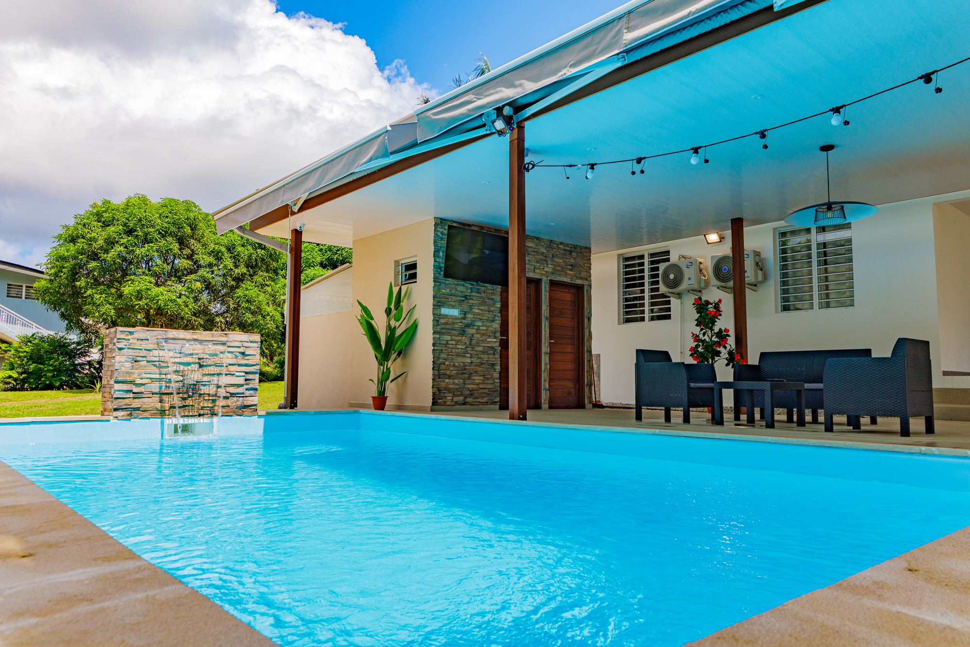 La piscine, la maison et son ciel des tropiques